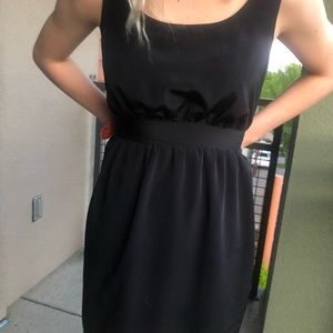 Super cute black dress !
